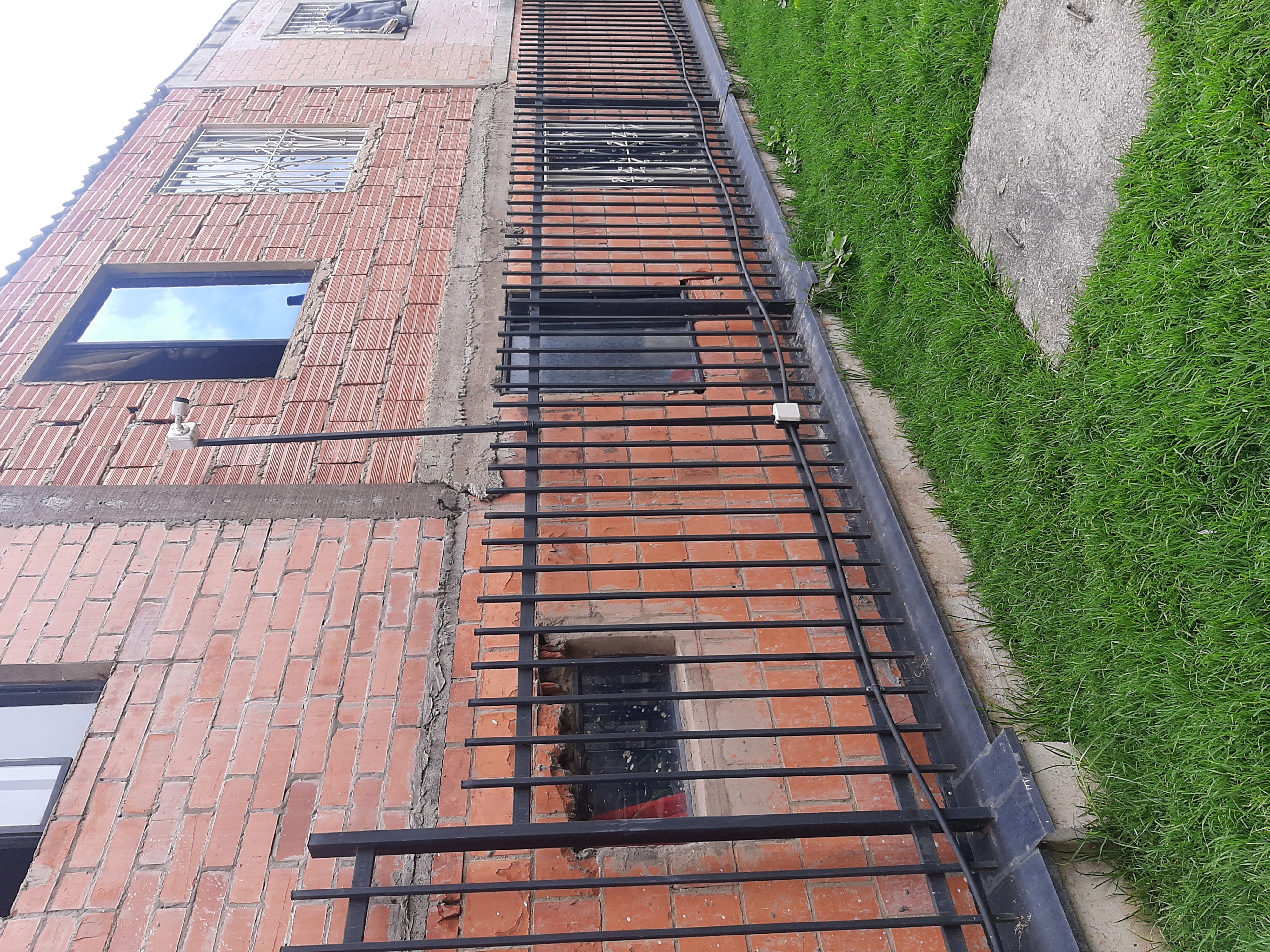 Cerramientos metálicos con seguridad y estética — proyecto 10