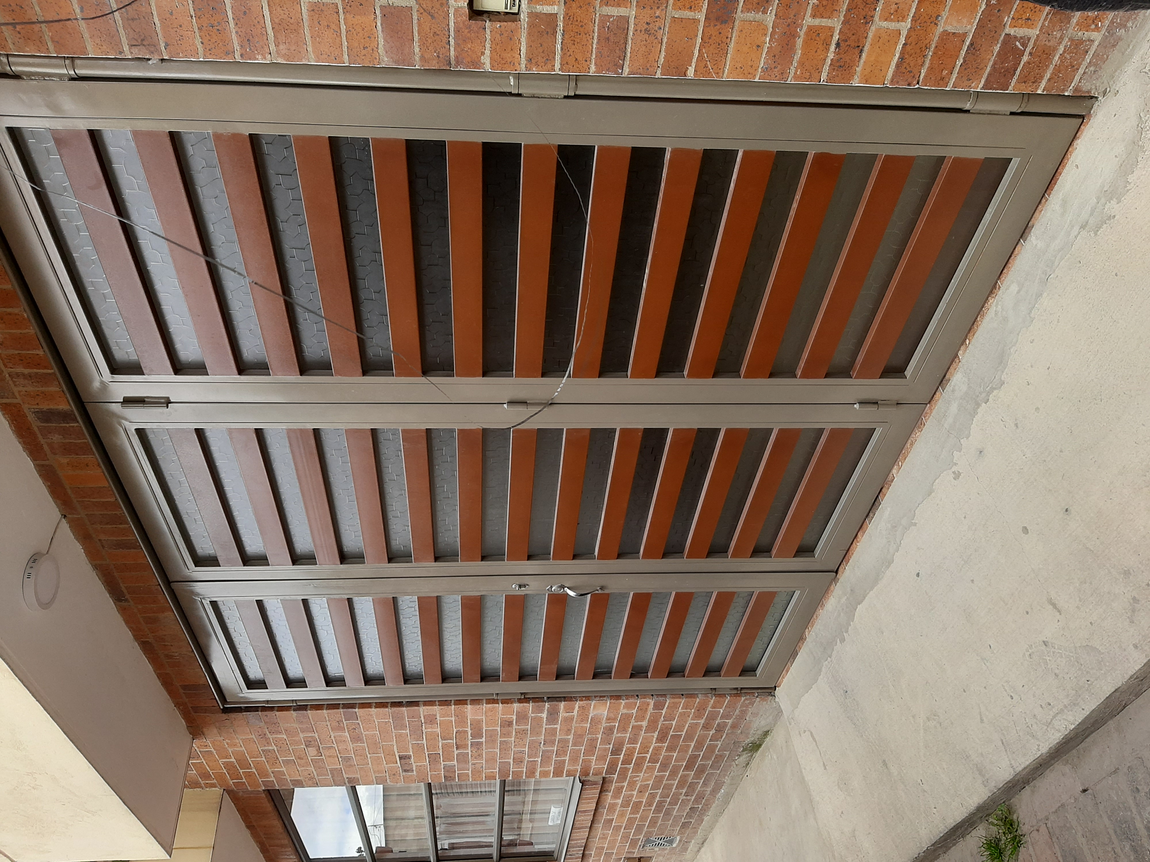 Puertas metálicas de alto desempeño — proyecto 8