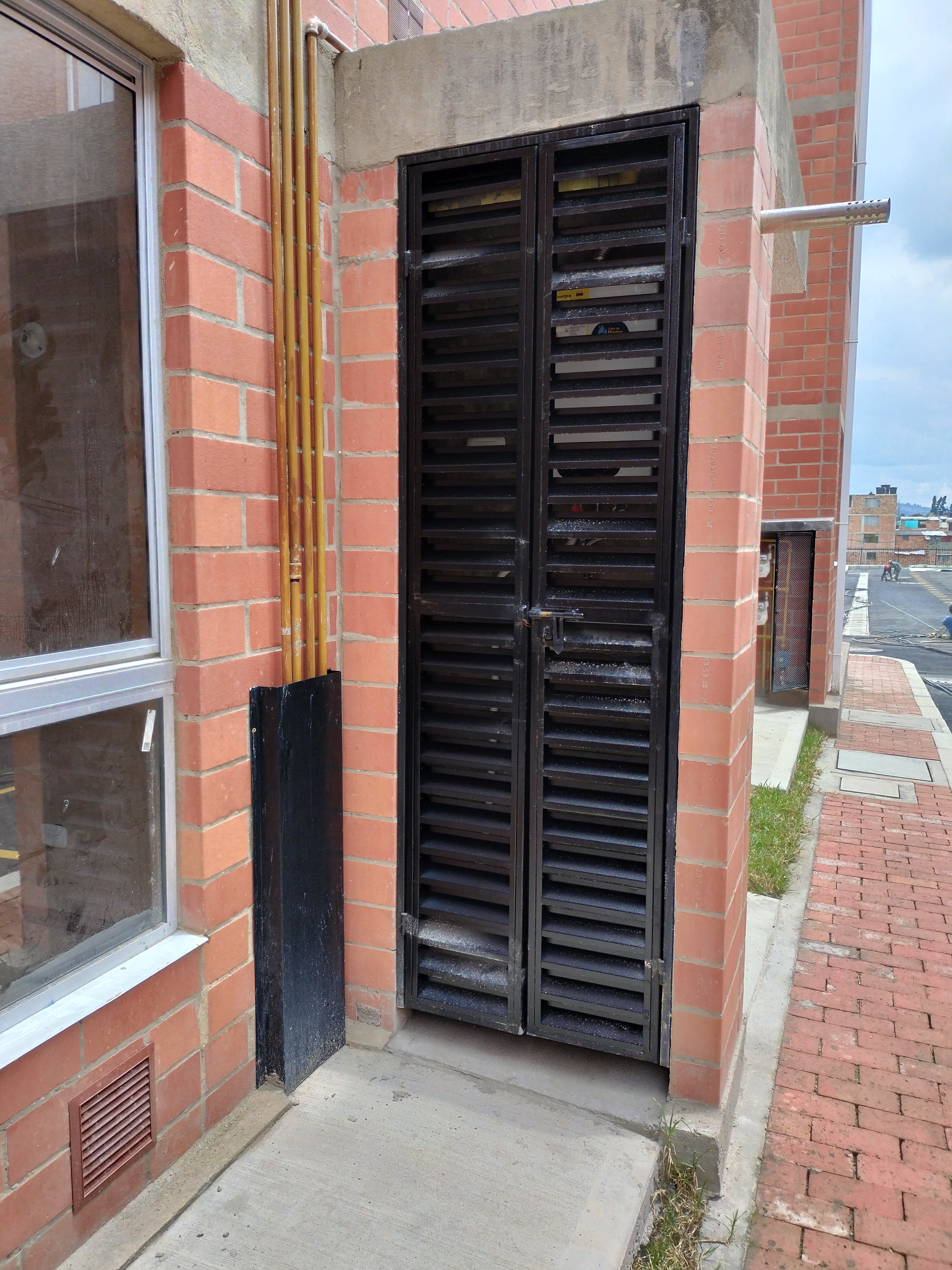 Puertas metálicas de alto desempeño — proyecto 33
