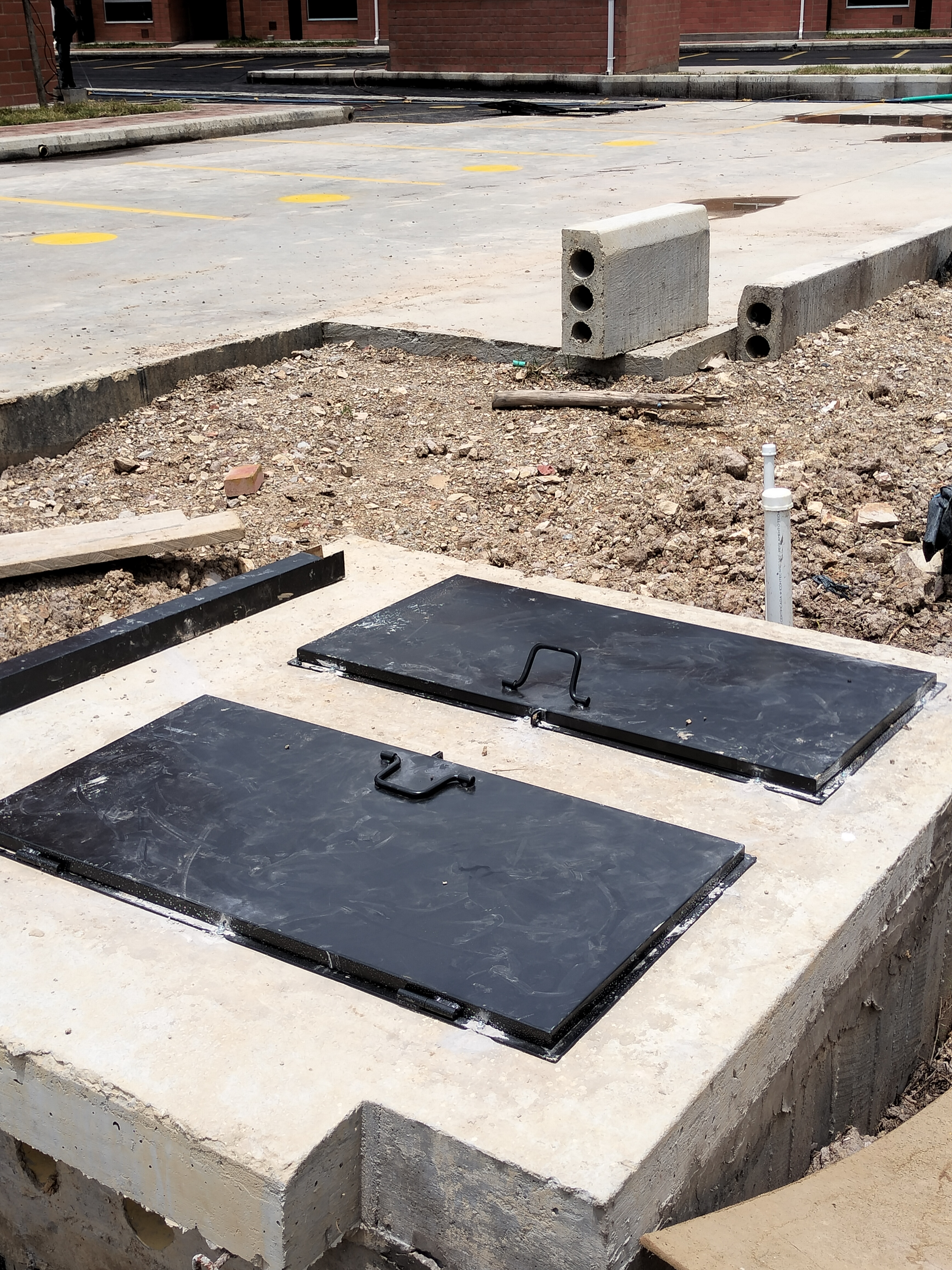 Puertas metálicas de alto desempeño — proyecto 35