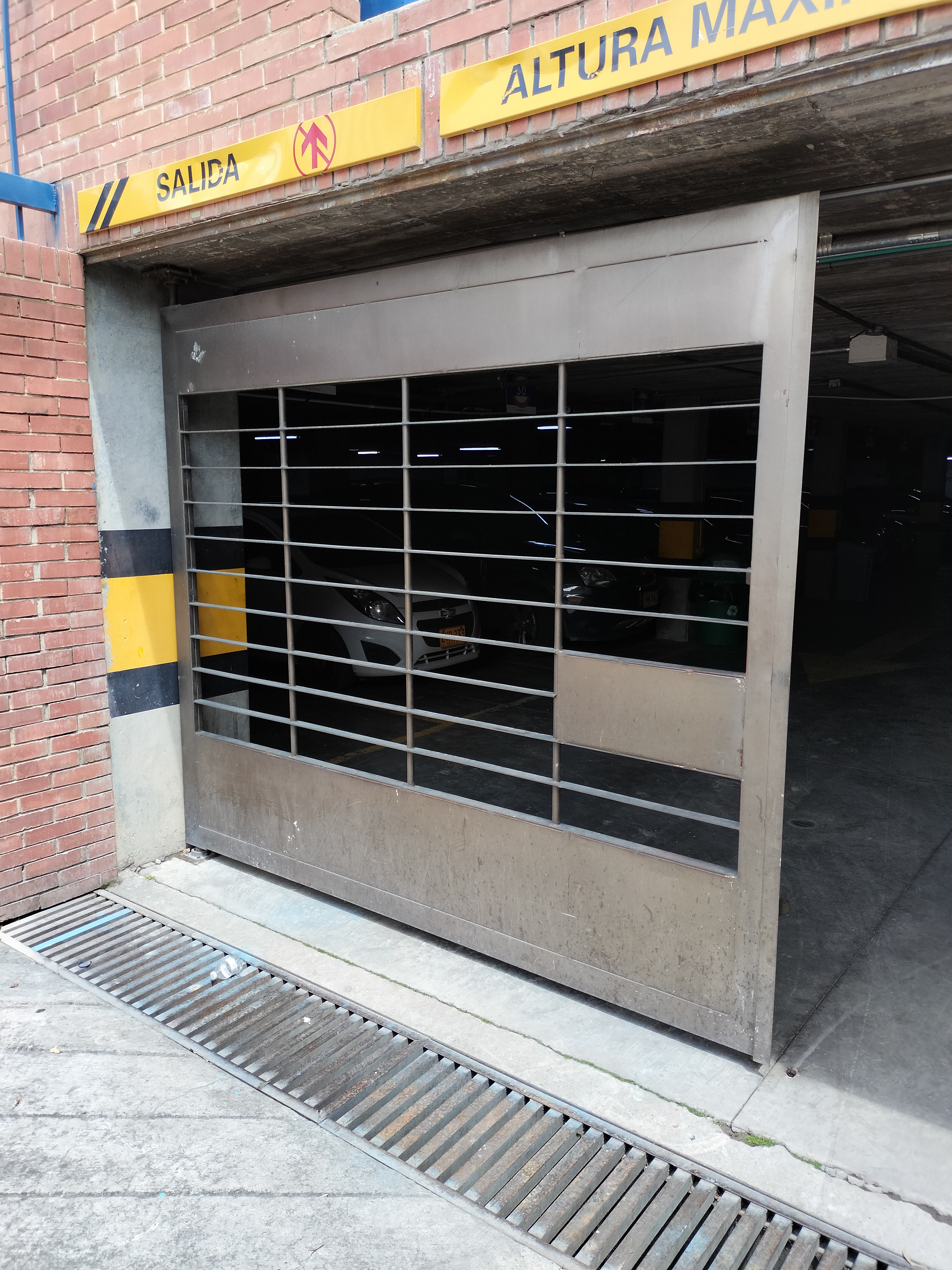 Puertas metálicas de alto desempeño — proyecto 37
