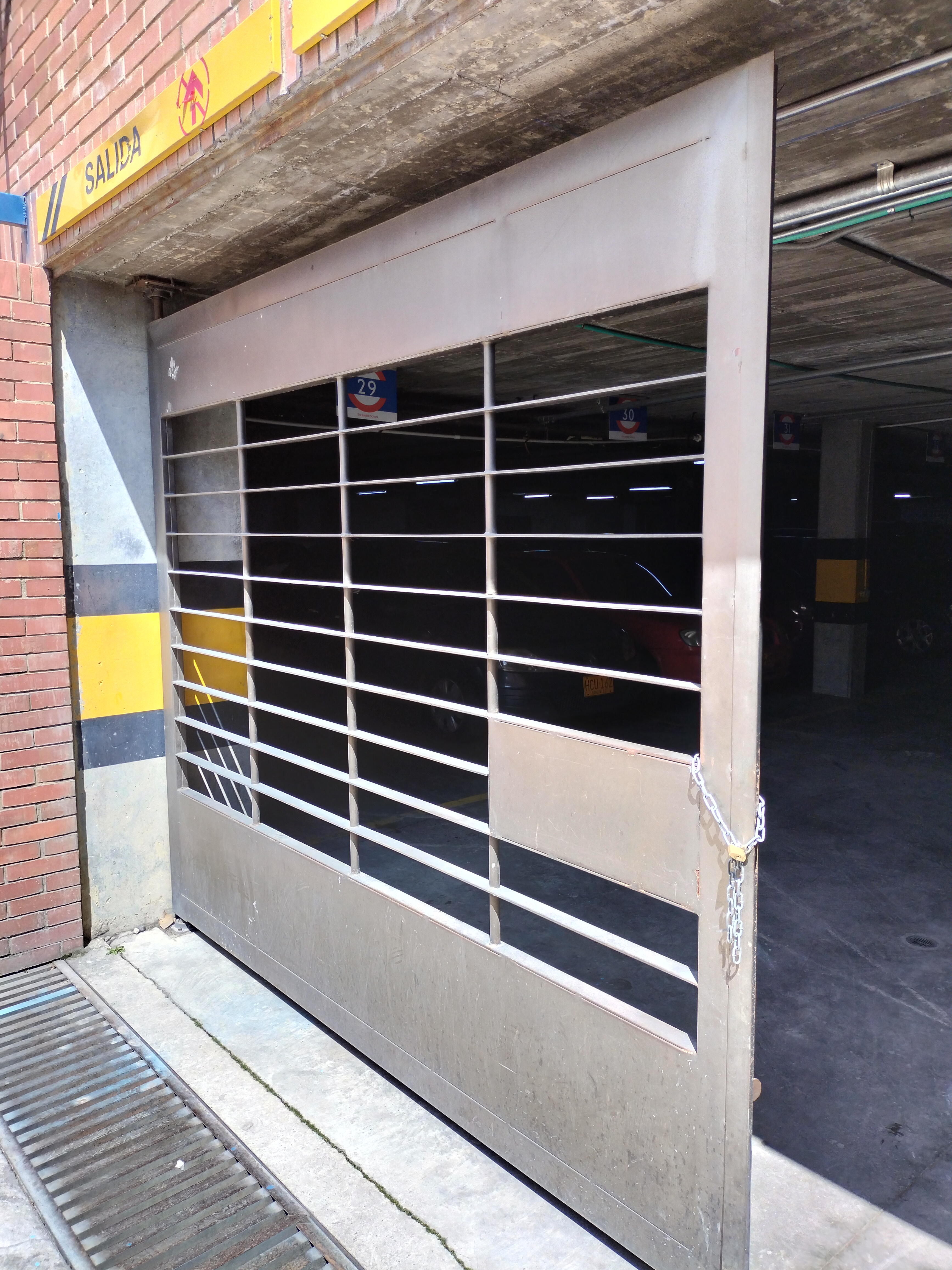 Puertas metálicas de alto desempeño — proyecto 38