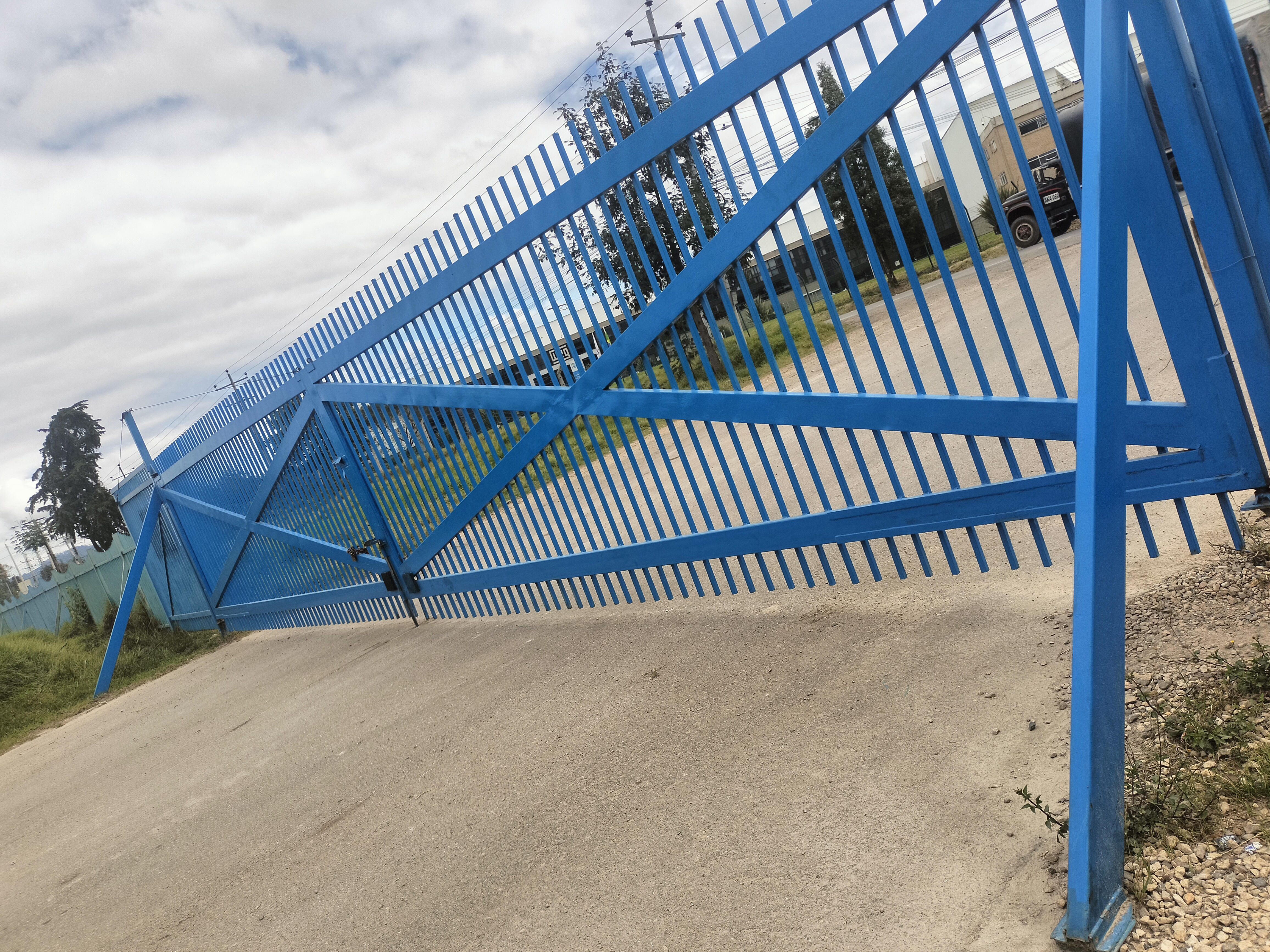 Puertas metálicas de alto desempeño — proyecto 43