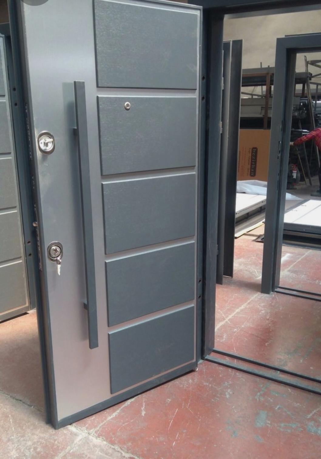 Puertas metálicas de alto desempeño — proyecto 23